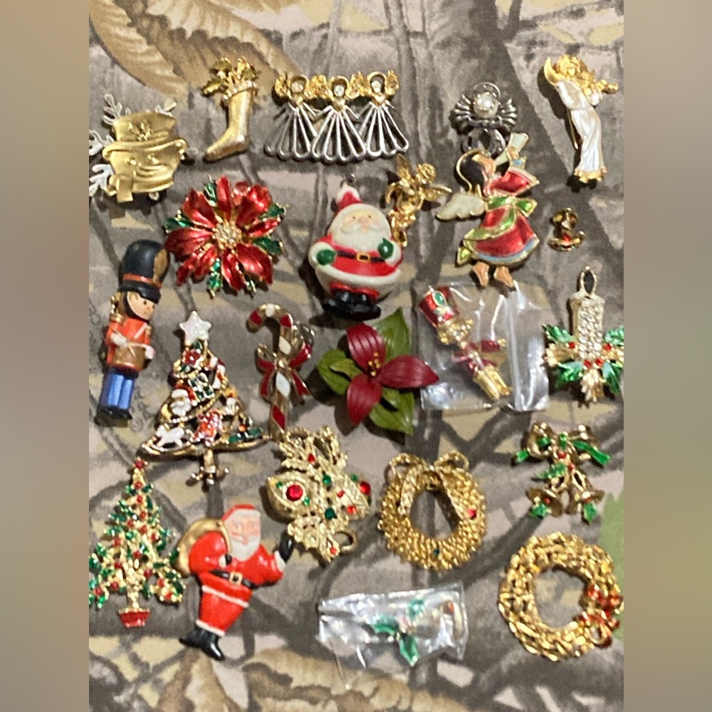 Vintage Lot of Christmas Brooches/Pins Xmas Trees, wreaths candy canes angels 23